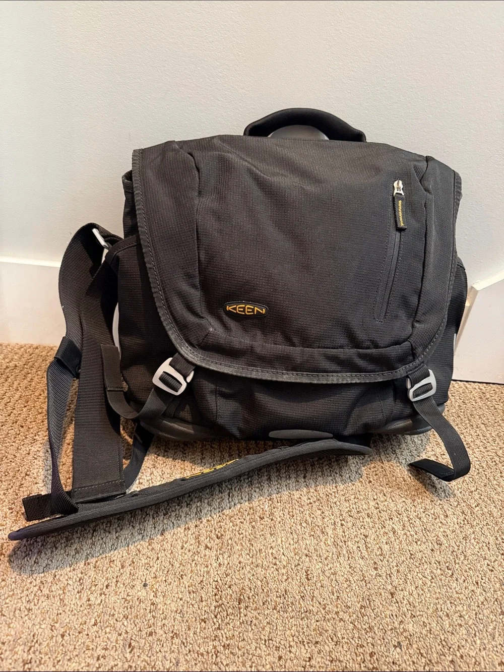 Keen Black Men's unisex Messenger commuter bag laptop yellow vintage hybrid